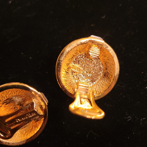 Oscar de la Renta Large Button Clip-on Earrings - Picture 6 of 6